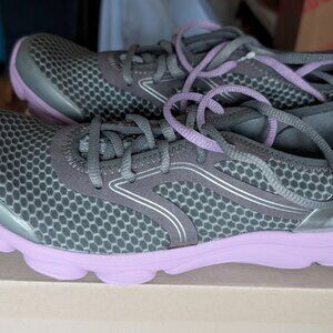 Easy Spirit Realfast sneakers for women in a size 10 narrow